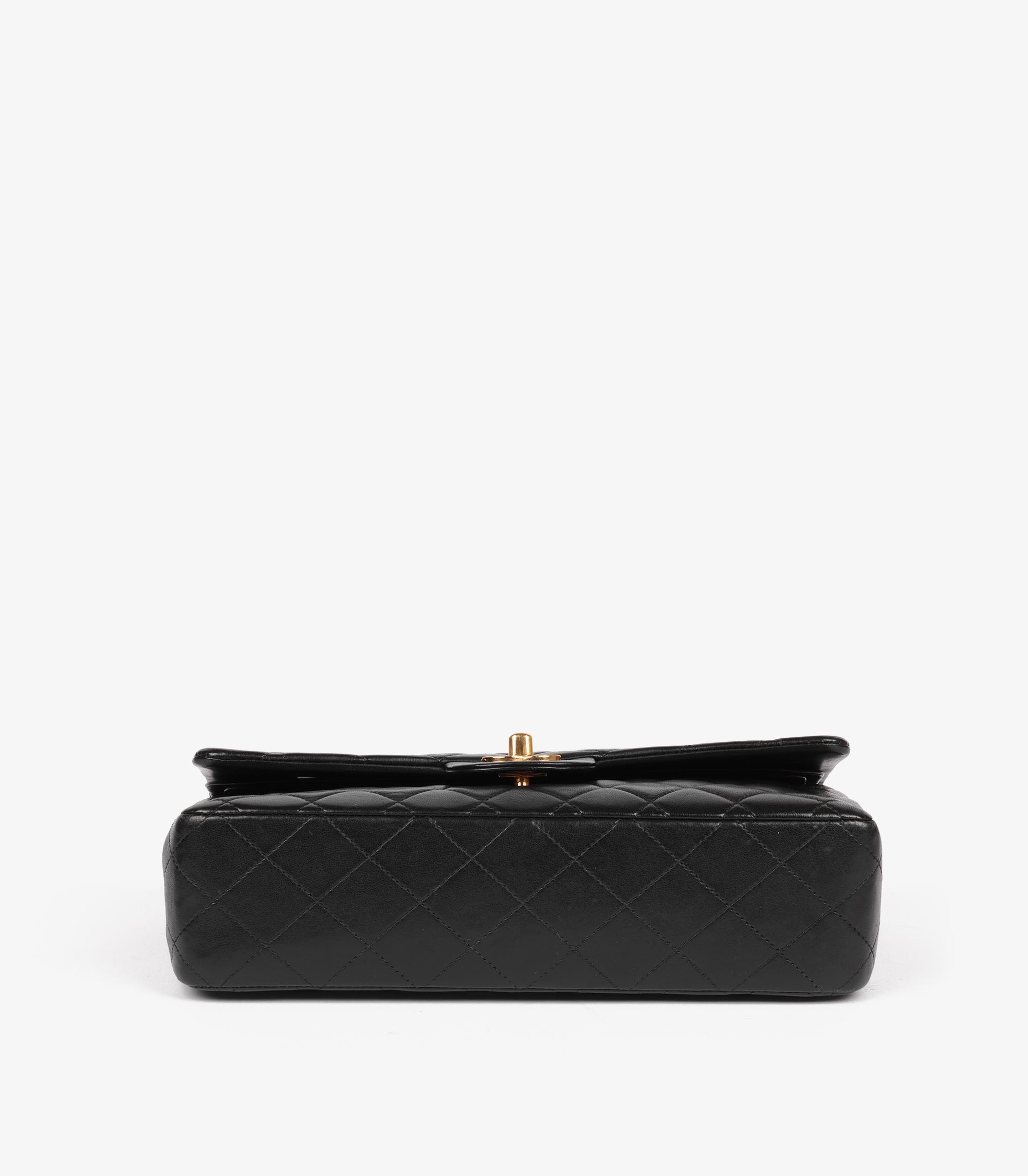 Chanel - Sac à main classique à double rabat en cuir d'agneau matelassé noir - Vintage Medium en vente 2