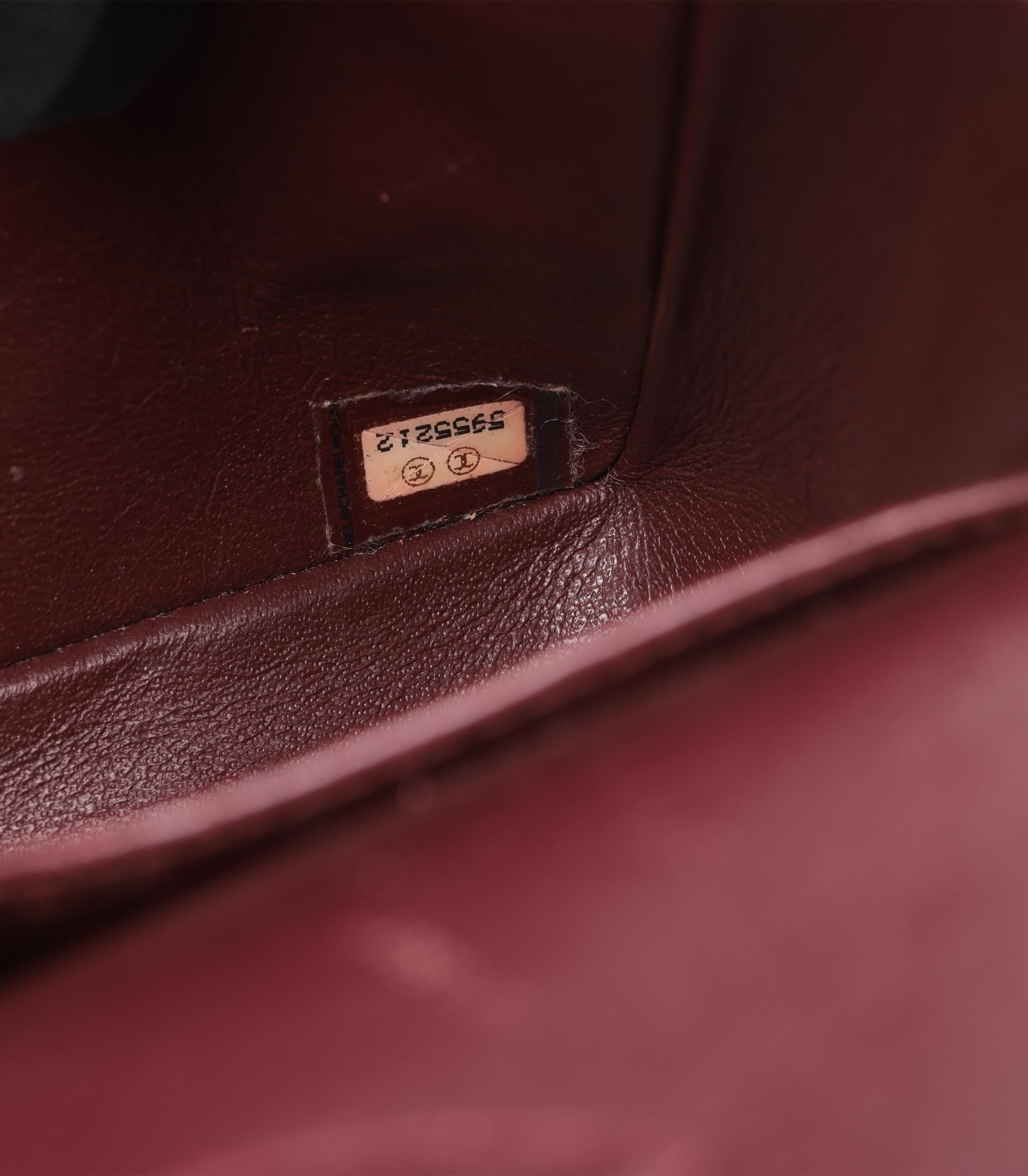 Chanel - Sac à main classique à double rabat en cuir d'agneau matelassé noir - Vintage Medium en vente 4