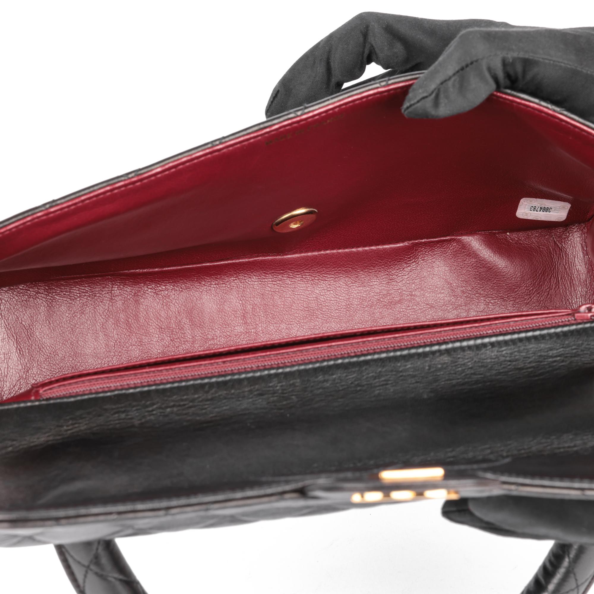 CHANEL Noir Cuir d'agneau matelassé Vintage Medium Classic Kelly en vente 7