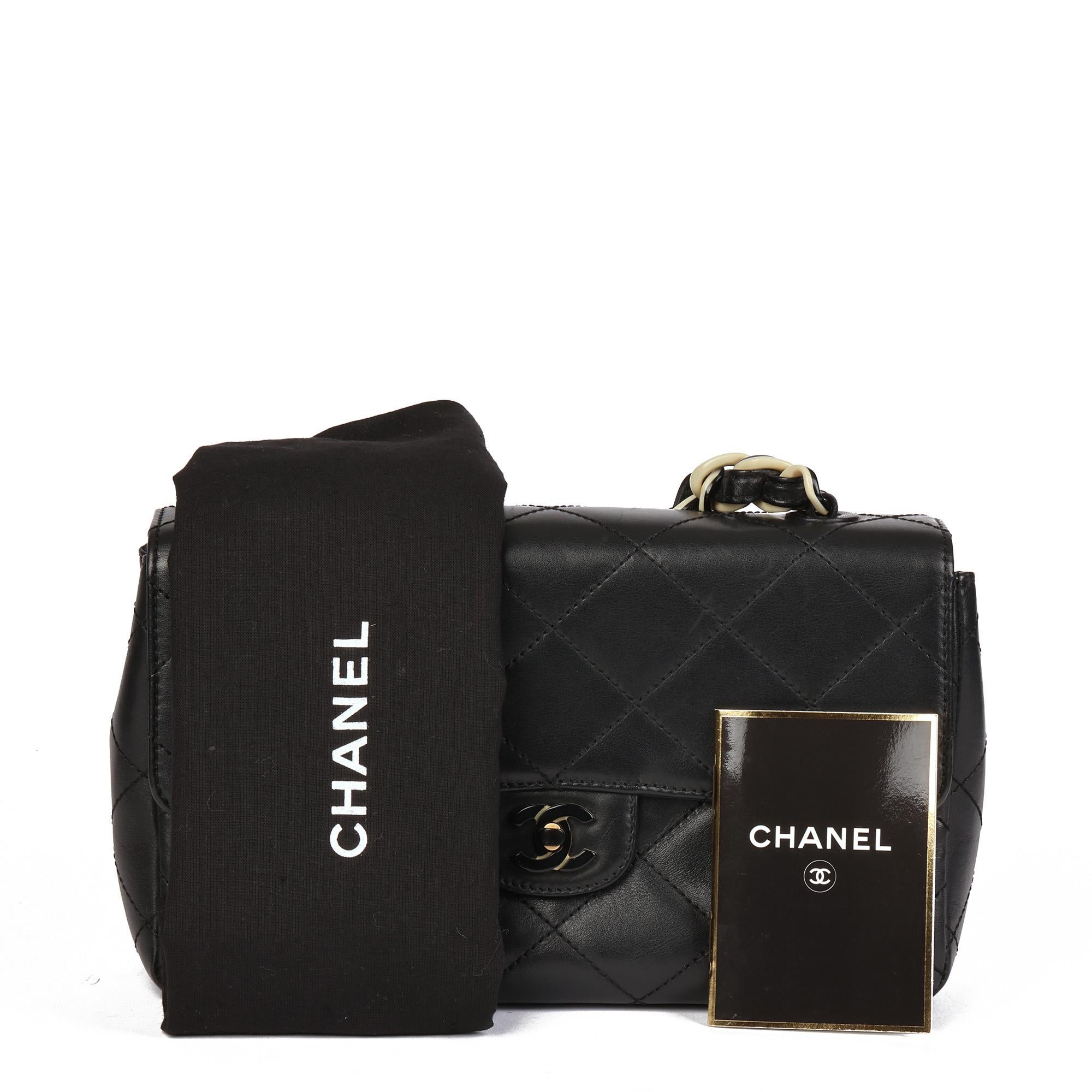 CHANEL Bolso Clásico Acolchado Negro Piel de Cordero Vintage Mediano con Solapa Simple en venta 8