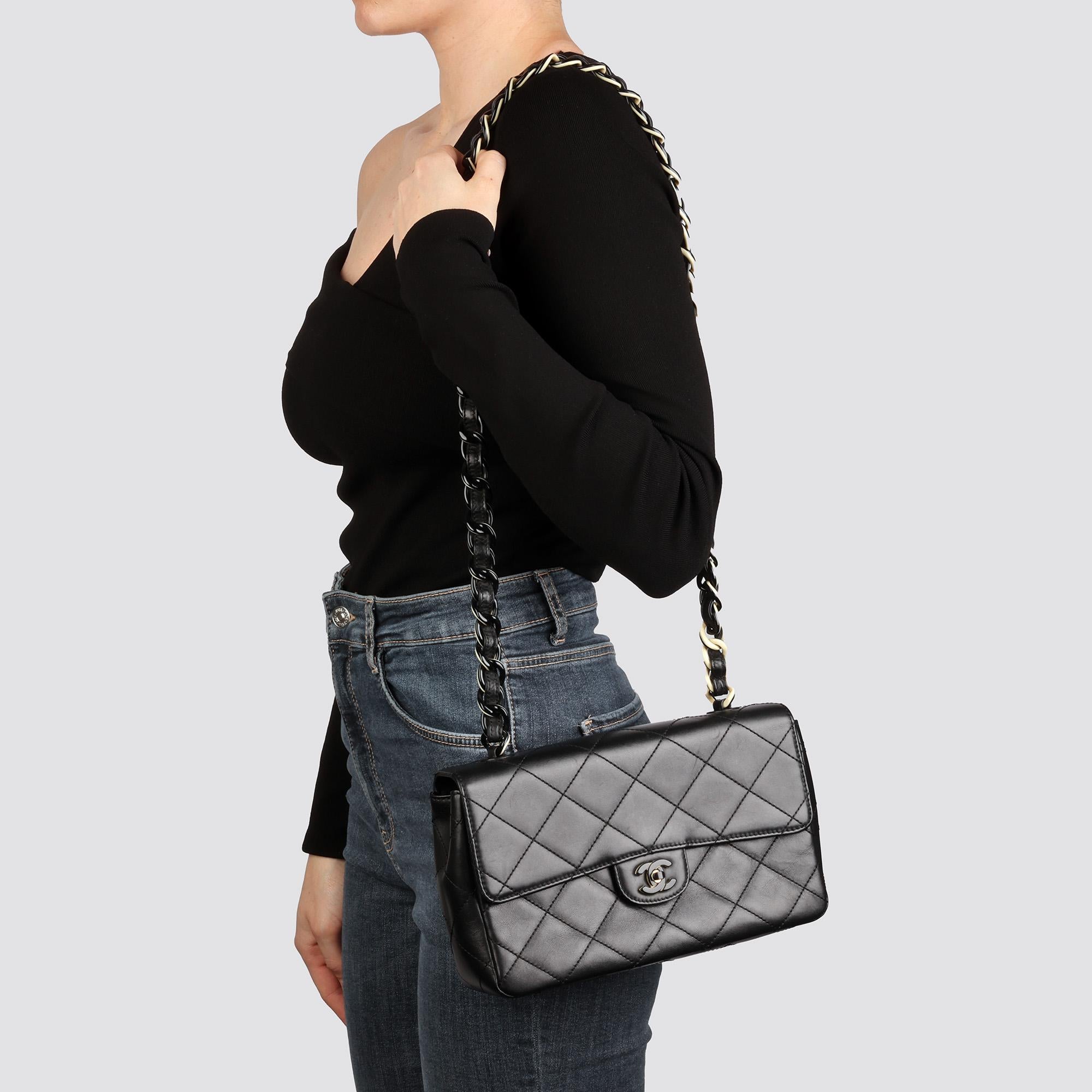 CHANEL Bolso Clásico Acolchado Negro Piel de Cordero Vintage Mediano con Solapa Simple en venta 9