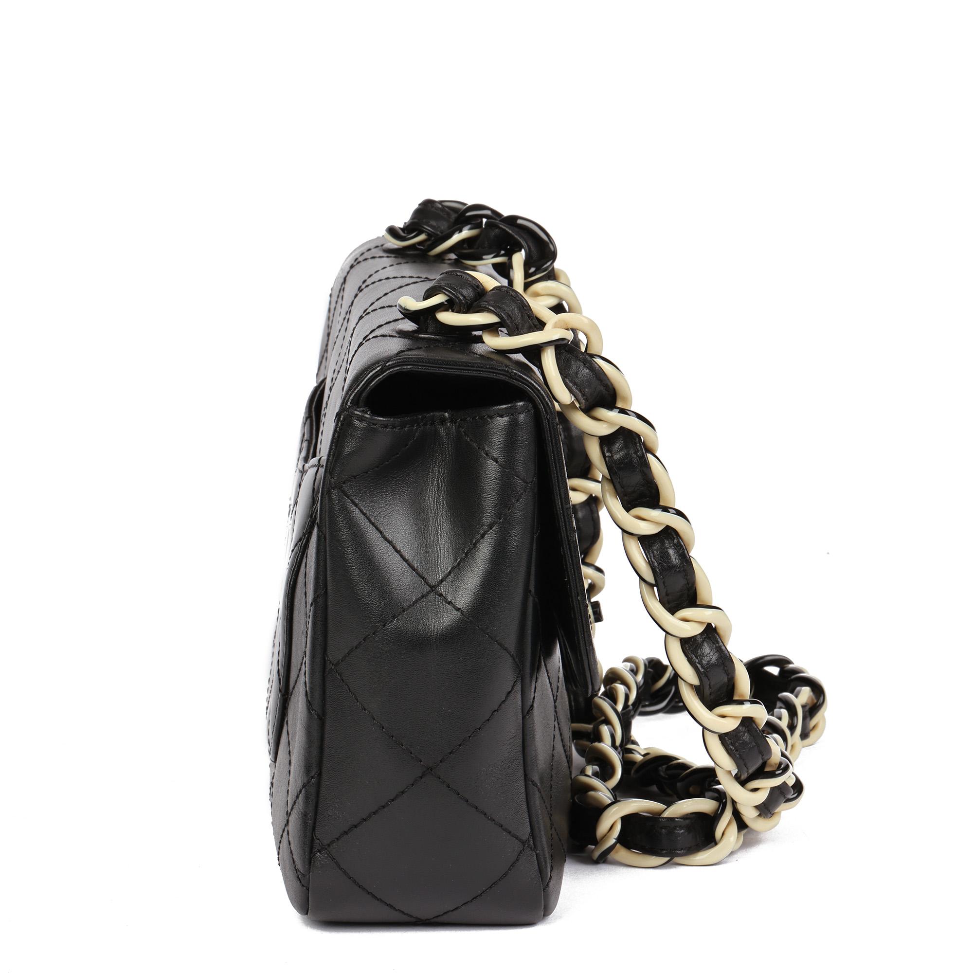 CHANEL Bolso Clásico Acolchado Negro Piel de Cordero Vintage Mediano con Solapa Simple en Excelente estado para la venta en Bishop's Stortford, Hertfordshire