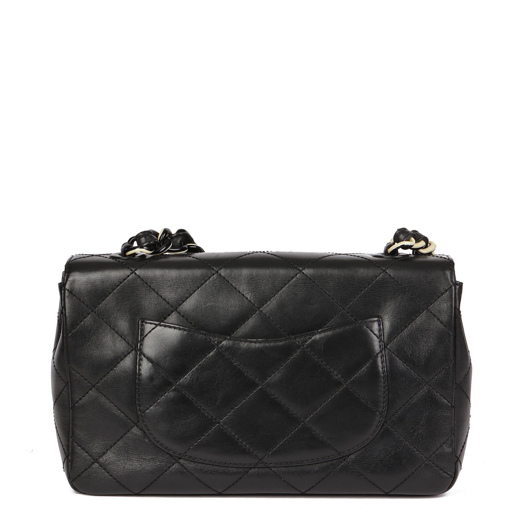 CHANEL Bolso Clásico Acolchado Negro Piel de Cordero Vintage Mediano con Solapa Simple en venta 1