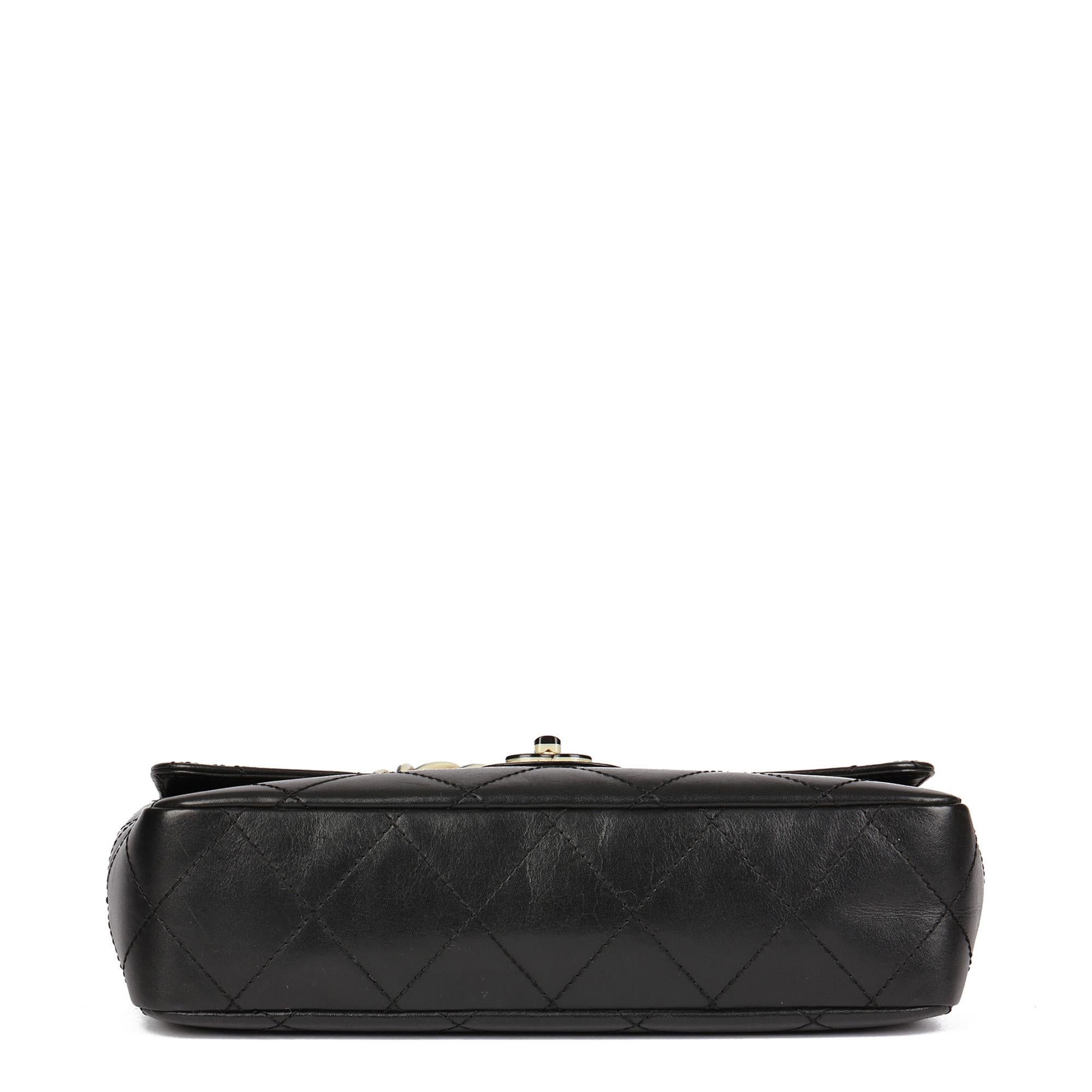 CHANEL Bolso Clásico Acolchado Negro Piel de Cordero Vintage Mediano con Solapa Simple en venta 2