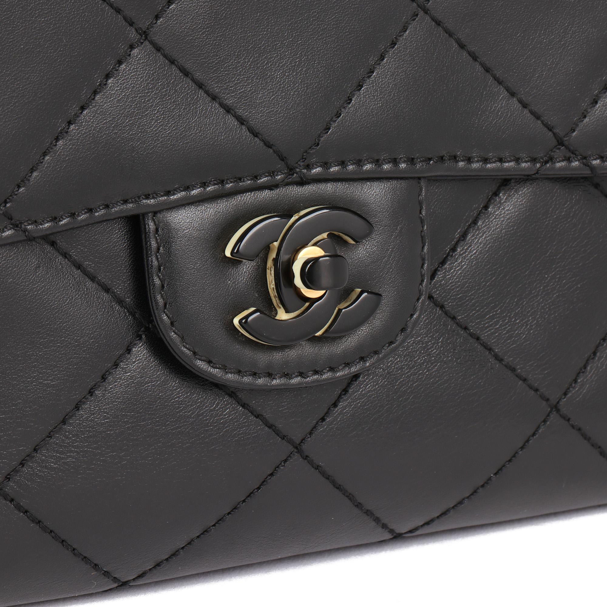 CHANEL Bolso Clásico Acolchado Negro Piel de Cordero Vintage Mediano con Solapa Simple en venta 3