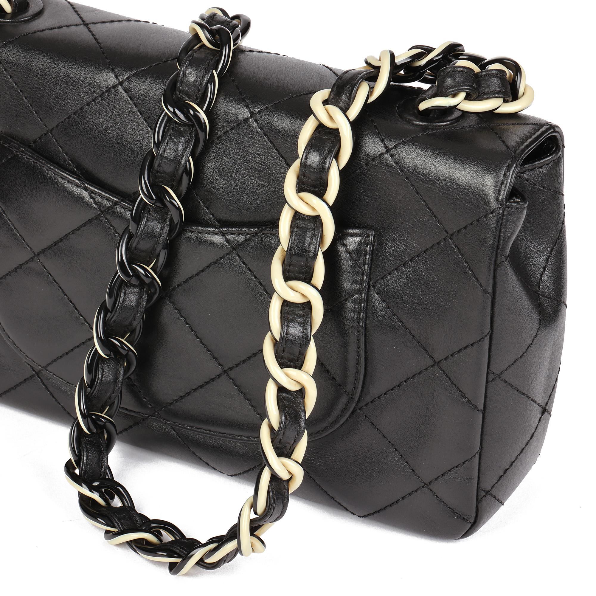 CHANEL Schwarze Vintage Medium Klassische Tasche aus gestepptem Lammfell mit einer Klappe im Angebot 4