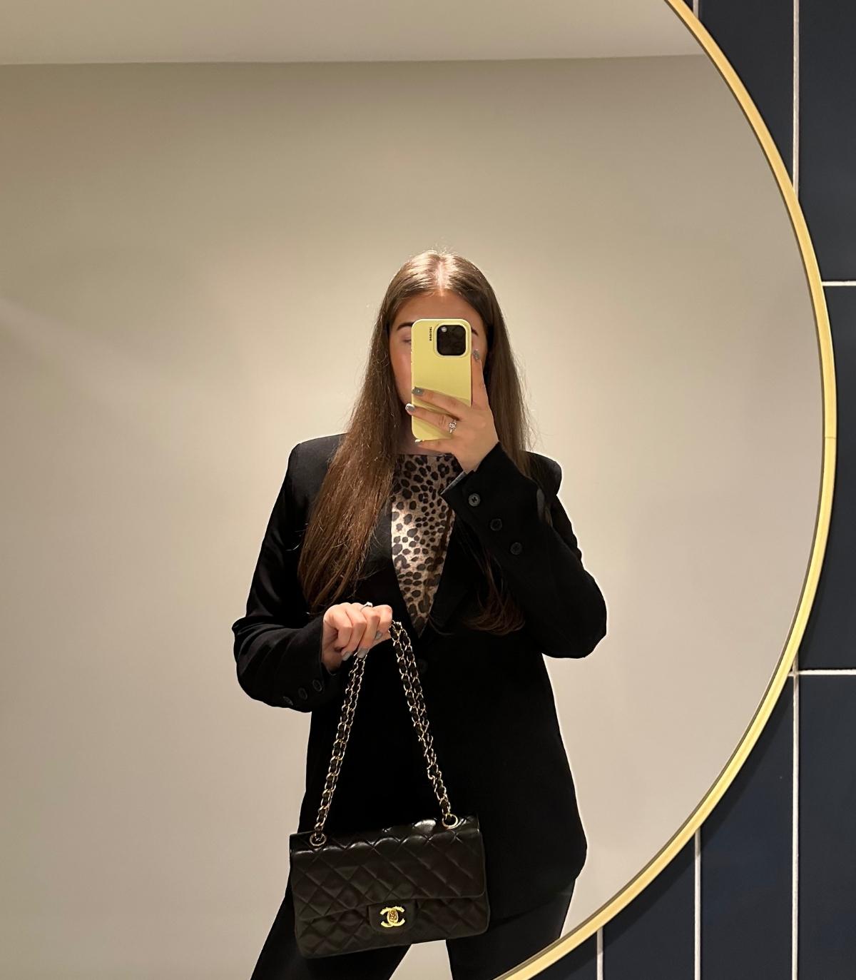 Chanel Schwarze Vintage Medium Diana Classic Single Flap Tasche aus gestepptem Lammfell Vintage Medium

Details zum Produkt
Xupes Ref: HB5920
Marke: Chanel
Modell: Medium Diana Classic Single Flap Tasche
Typ: Schulter, Umhängetasche
Seriennummer: