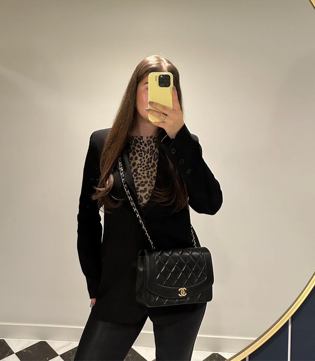 Chanel Schwarze Vintage Medium Diana Classic Single Flap Tasche aus gestepptem Lammfell Vintage Medium

Details zum Produkt
Xupes Ref: HB5920
Marke: Chanel
Modell: Medium Diana Classic Single Flap Tasche
Typ: Schulter, Umhängetasche
Seriennummer: