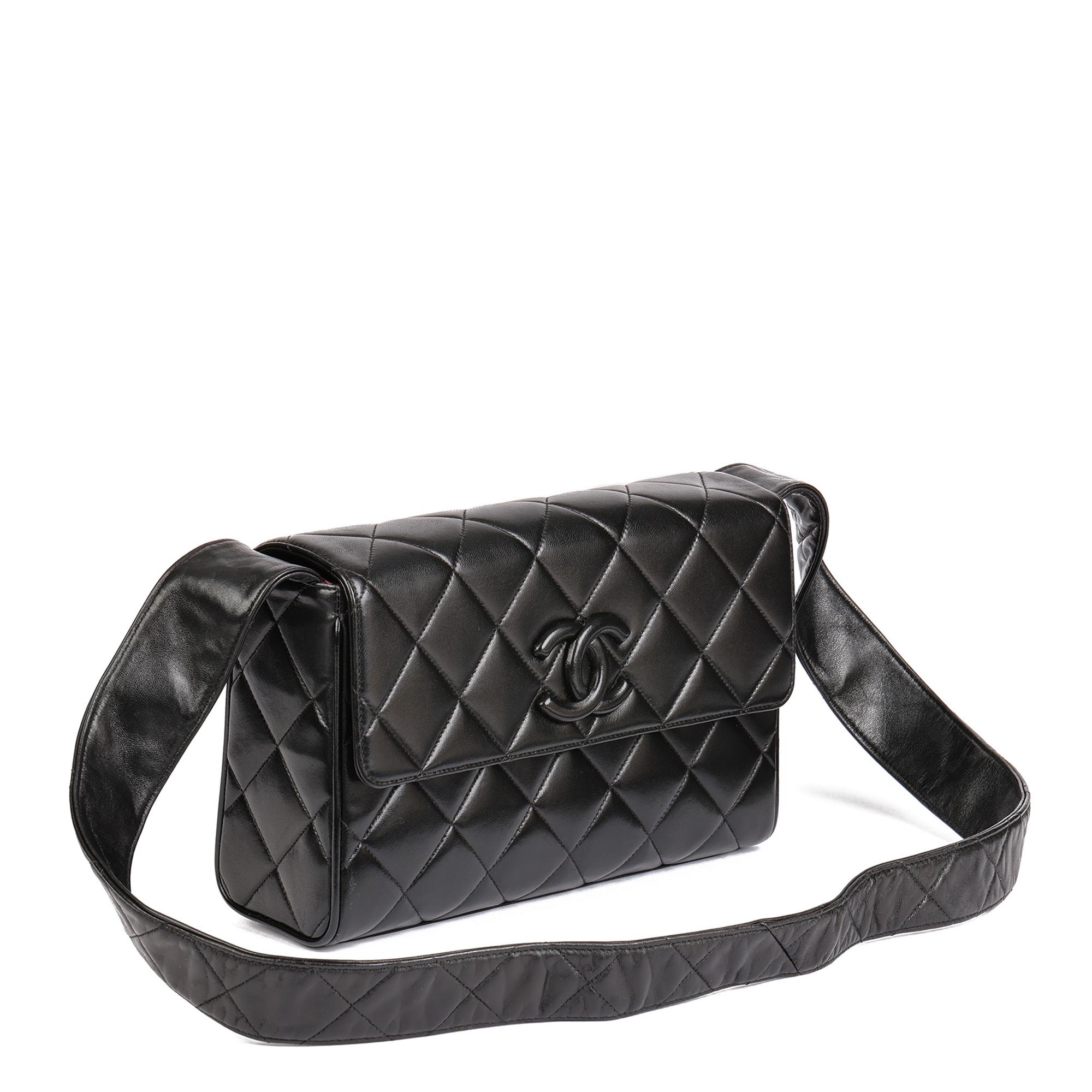 CHANEL
Black Quilted Lambskin Vintage Medium Leather Logo Flap Bag 

Référence Xupes : HB4616
Numéro de série : 2691885
Âge (Circa) : 1992
Accompagné de : Sac à poussière Chanel, Carte d'authenticité
Détails de l'authenticité : Carte d'authenticité,