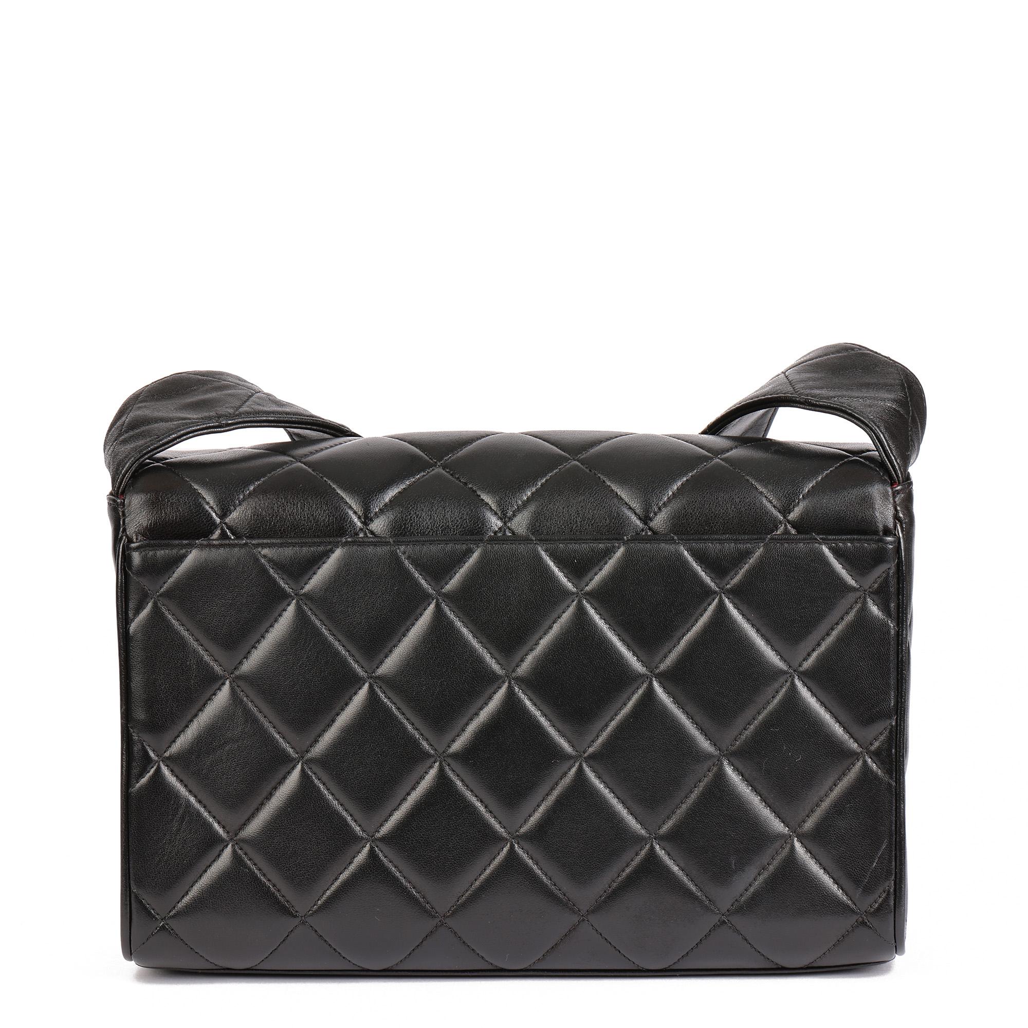CHANEL Black Quilted Lambskin Vintage Medium Leather Logo Flap Bag  Pour femmes en vente
