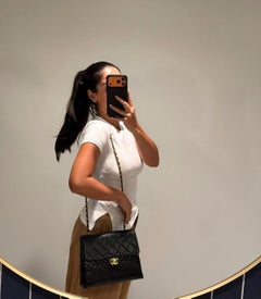 Sac Chanel vintage en agneau matelassé noir, modèle moyen-haut, style accordéon, classique, à rabat unique