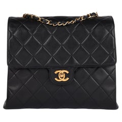 Sac Chanel vintage en agneau matelassé noir, modèle moyen-haut, style accordéon, classique, à rabat unique