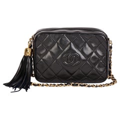 CHANEL Schwarze gesteppte Vintage Mini-Fransen-Kameratasche aus Lammfell