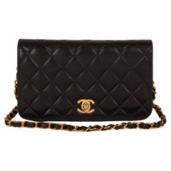 CHANEL Schwarze gesteppte Vintage Mini-Tasche aus Lammfell mit voller Klappe
