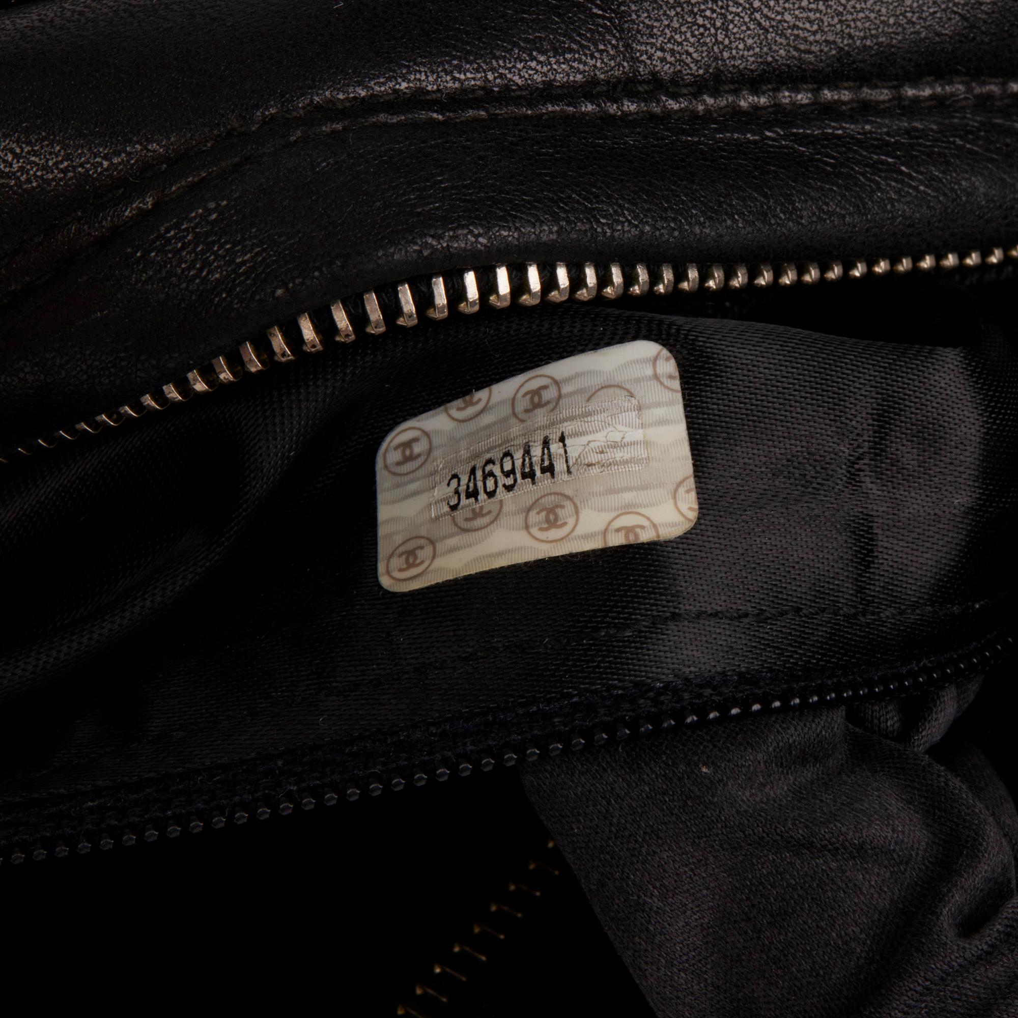 CHANEL Schwarze zeitlose Vintage-Kameratasche aus gestepptem Lammfell mit Fransen 7
