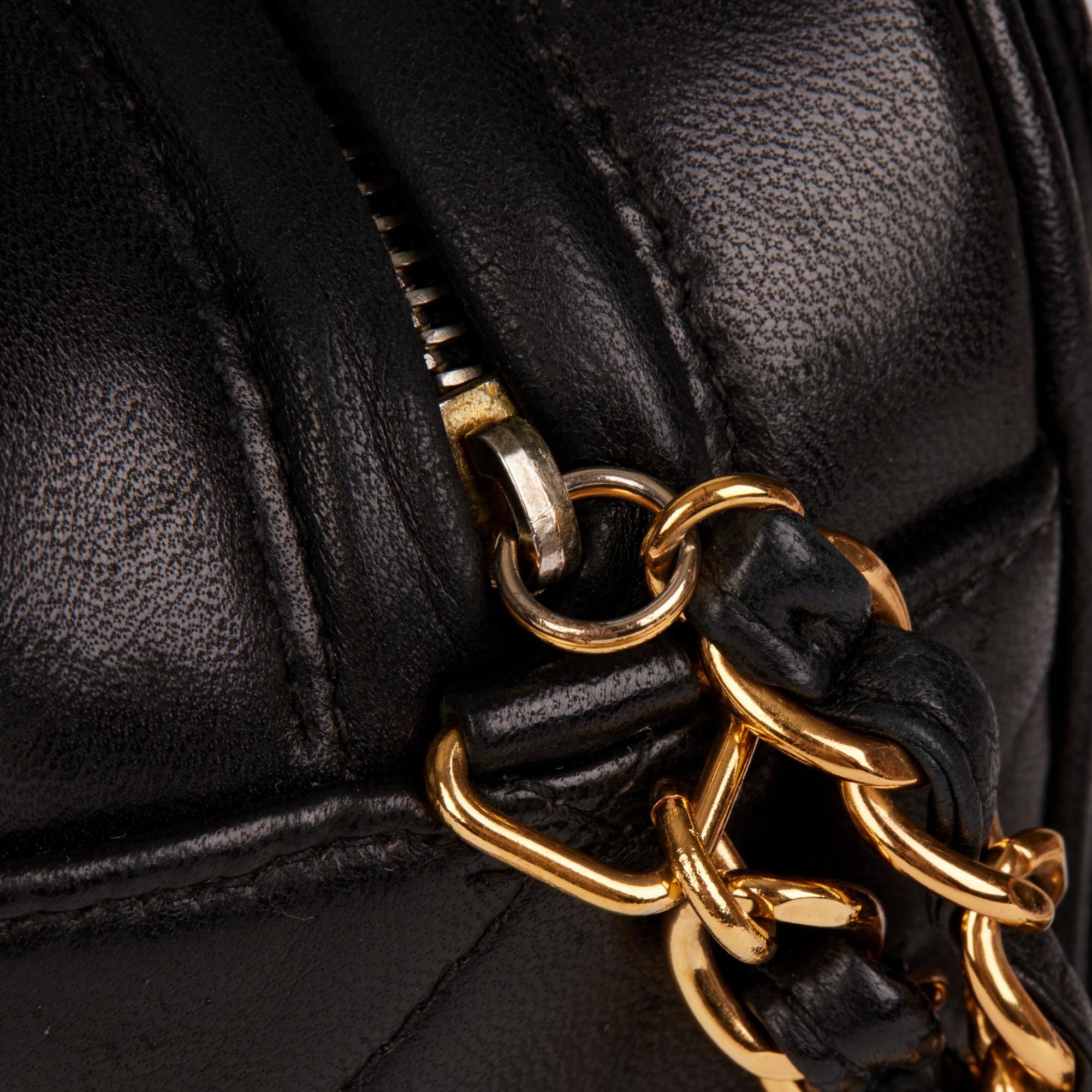 CHANEL Schwarze zeitlose Vintage-Kameratasche aus gestepptem Lammfell mit Fransen 8