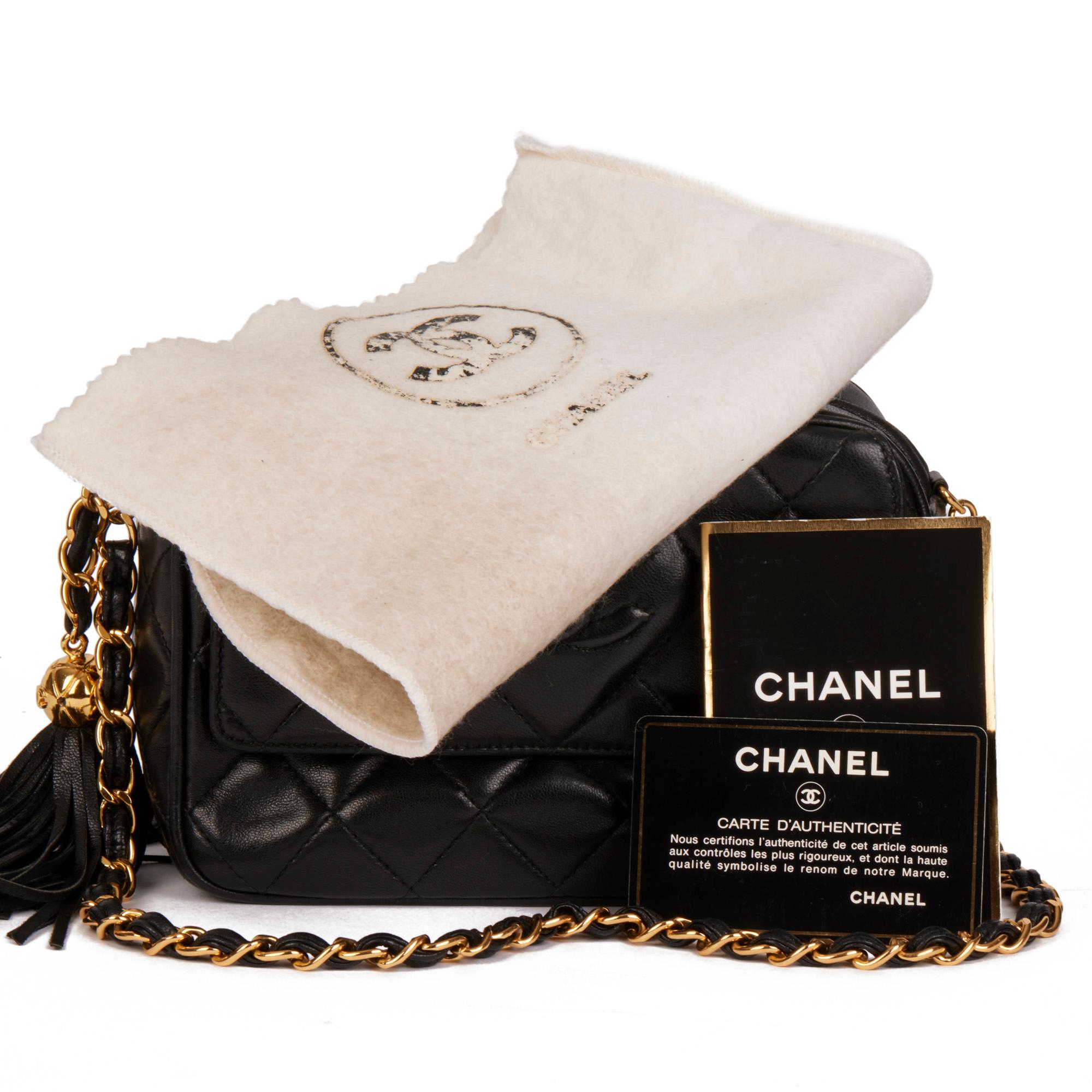 CHANEL Schwarze zeitlose Vintage-Kameratasche aus gestepptem Lammfell mit Fransen 9