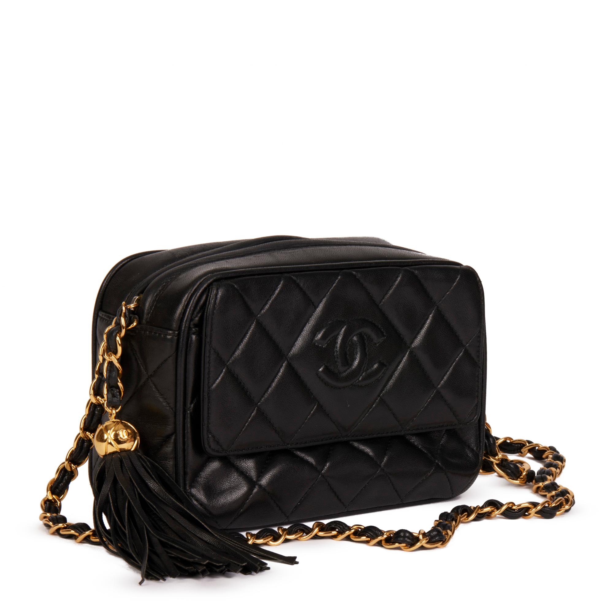 CHANEL
Schwarzes gestepptes Lammfell Vintage Mini Timeless Fringe Kameratasche

Seriennummer: 3469441
Alter (CIRCA): 1996
Begleitet von: Chanel Staubbeutel, Echtheitskarte, Pflegebroschüre
Details zur Authentizität: Echtheitskarte, Serienaufkleber