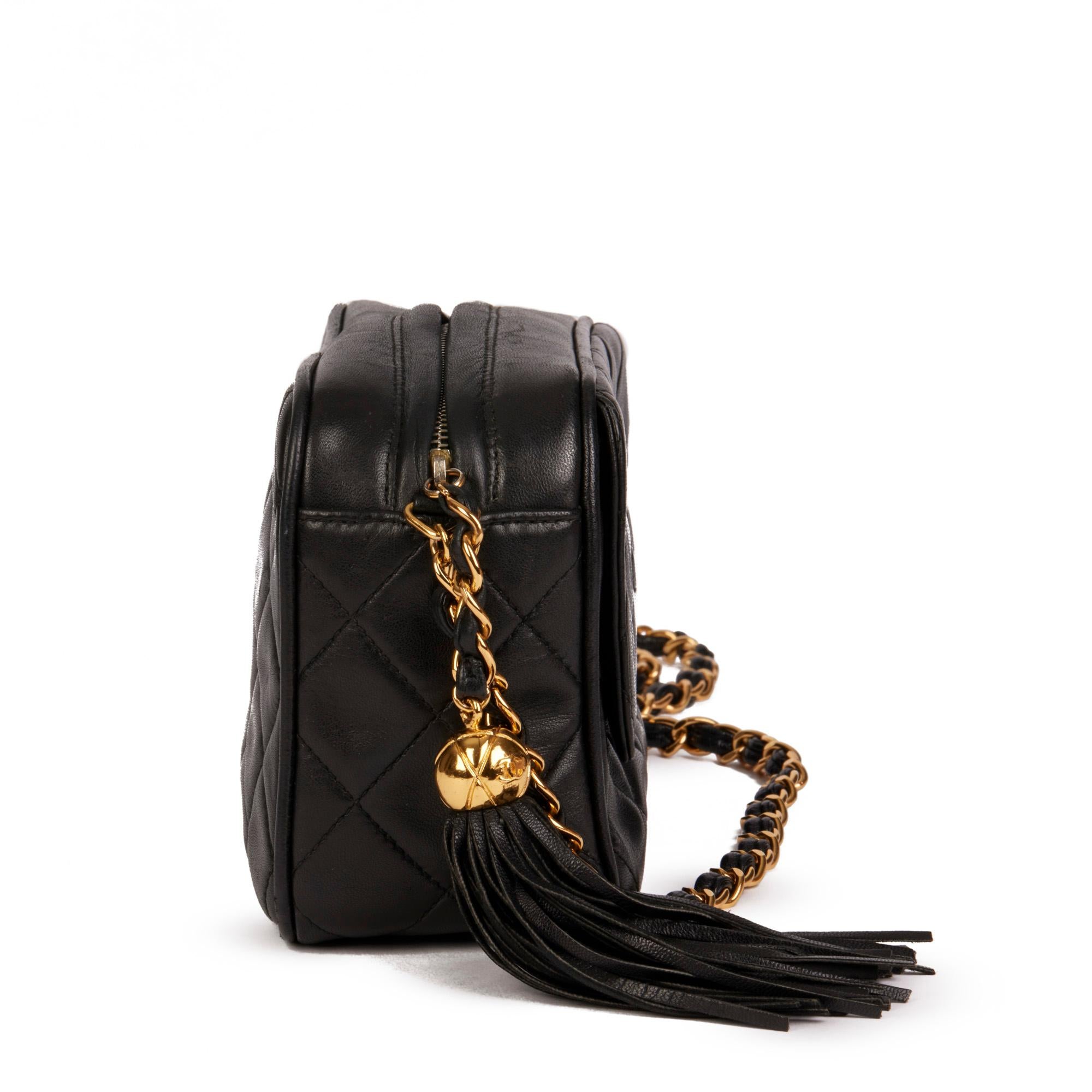 CHANEL Schwarze zeitlose Vintage-Kameratasche aus gestepptem Lammfell mit Fransen im Zustand „Hervorragend“ in Bishop's Stortford, Hertfordshire