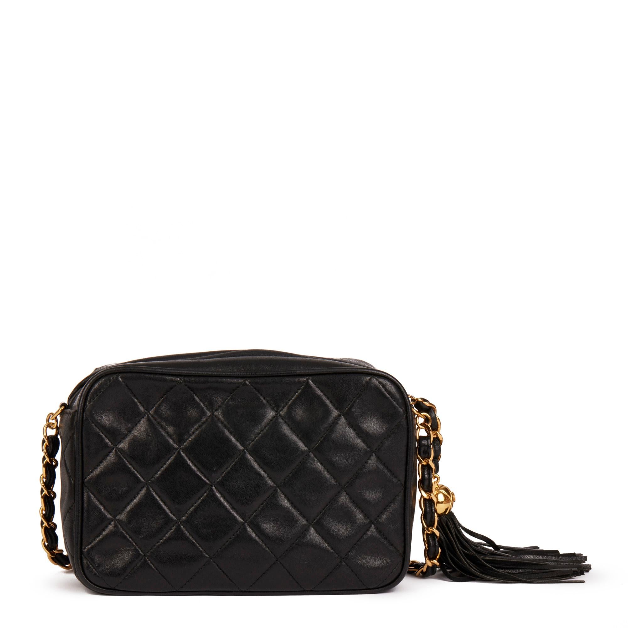 CHANEL Schwarze zeitlose Vintage-Kameratasche aus gestepptem Lammfell mit Fransen Damen