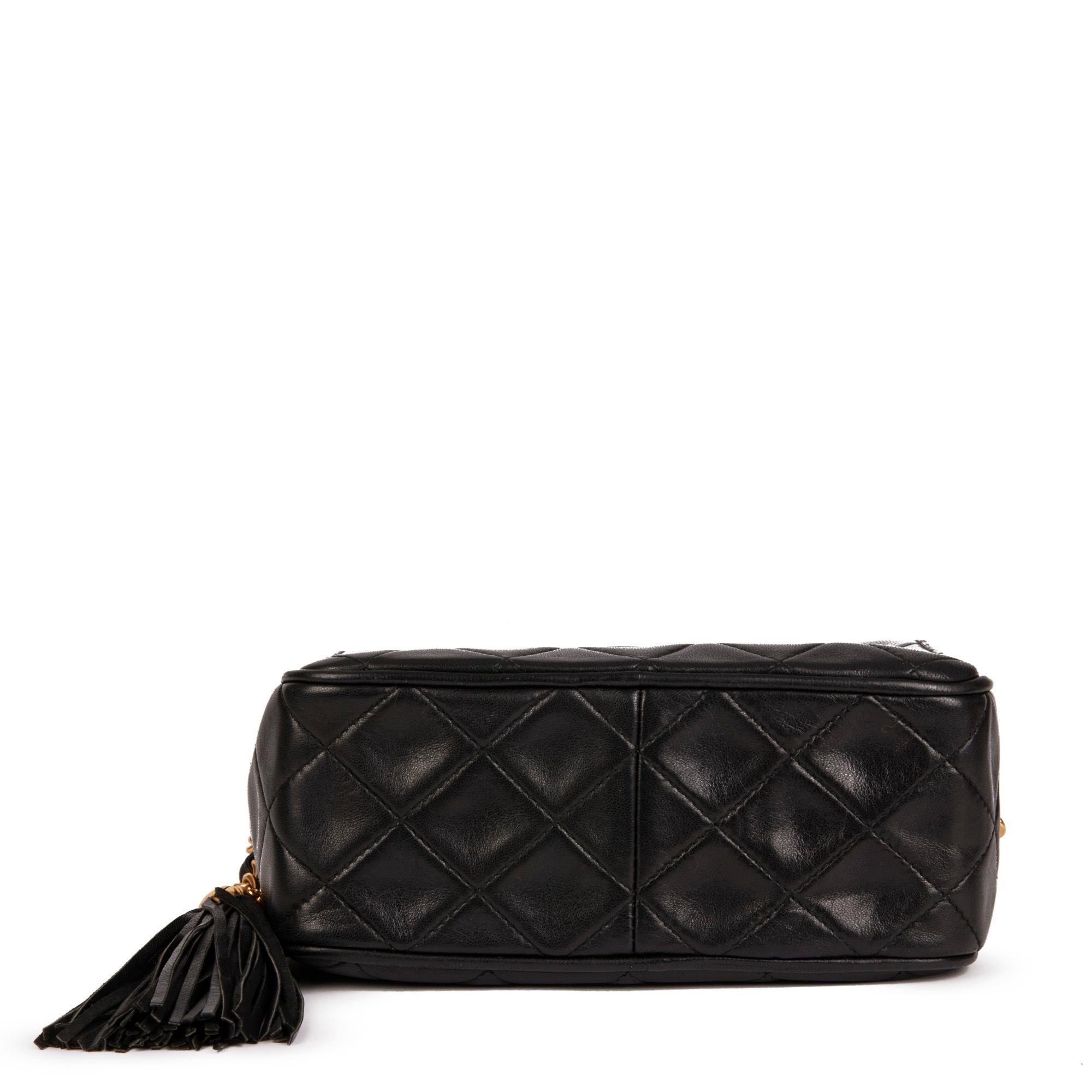 CHANEL Schwarze zeitlose Vintage-Kameratasche aus gestepptem Lammfell mit Fransen 2