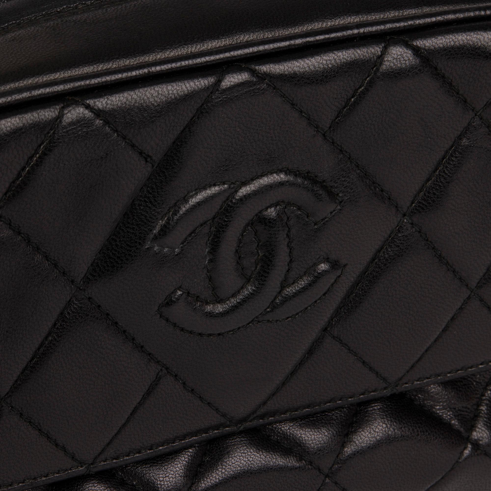 CHANEL Schwarze zeitlose Vintage-Kameratasche aus gestepptem Lammfell mit Fransen 3