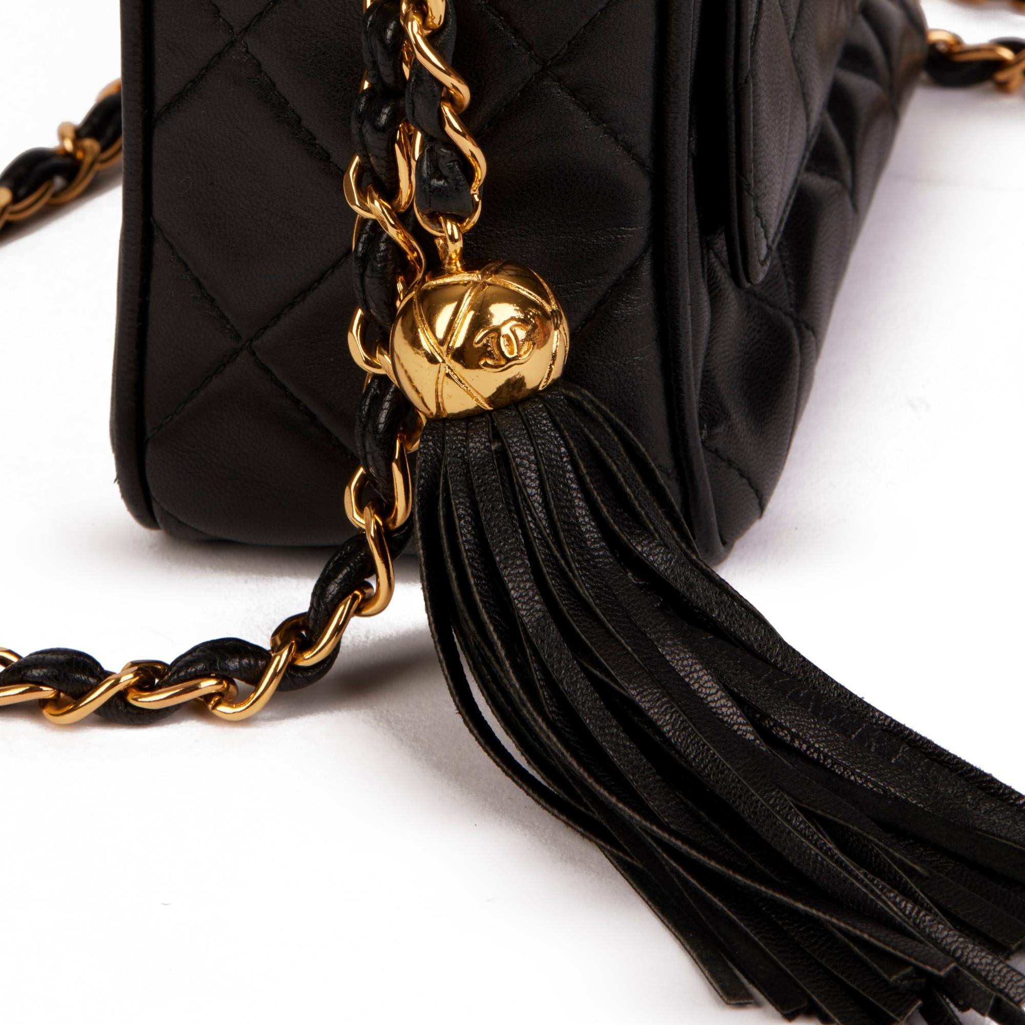 CHANEL Schwarze zeitlose Vintage-Kameratasche aus gestepptem Lammfell mit Fransen 4