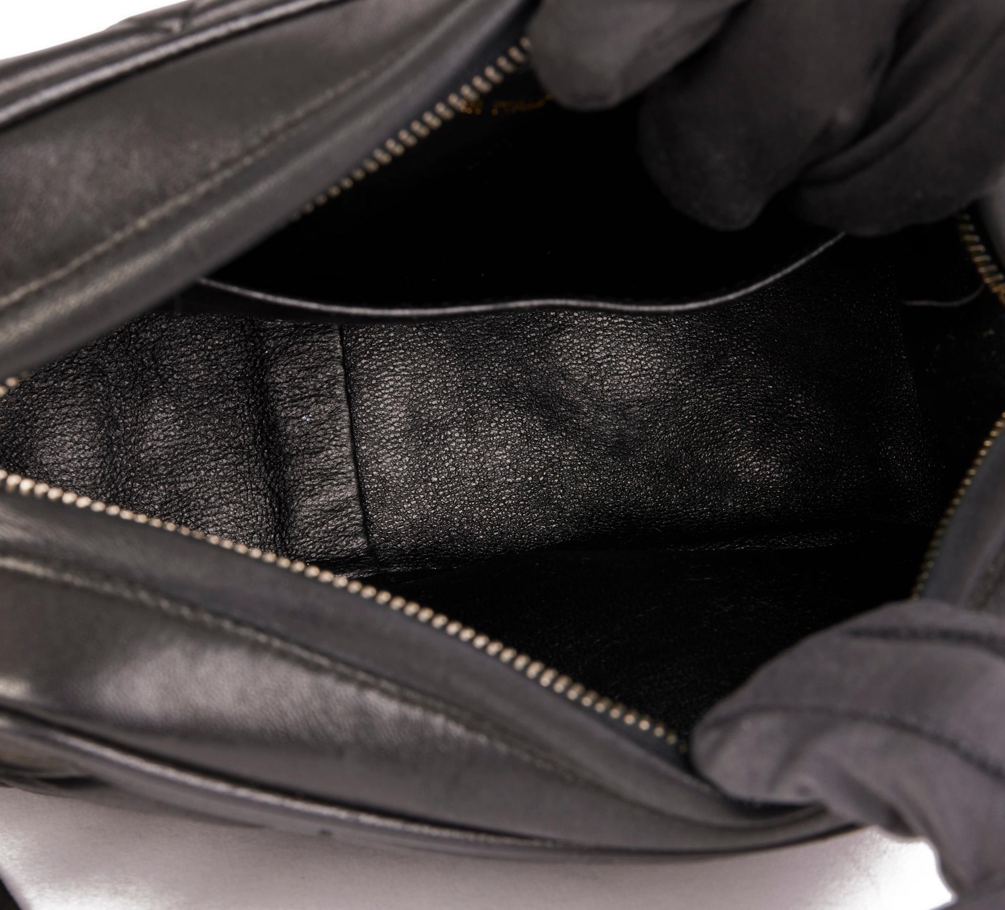 CHANEL Schwarze zeitlose Vintage-Kameratasche aus gestepptem Lammfell mit Fransen 5