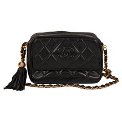 CHANEL Mini sac pour appareil photo à franges intemporel en cuir d'agneau matelassé noir