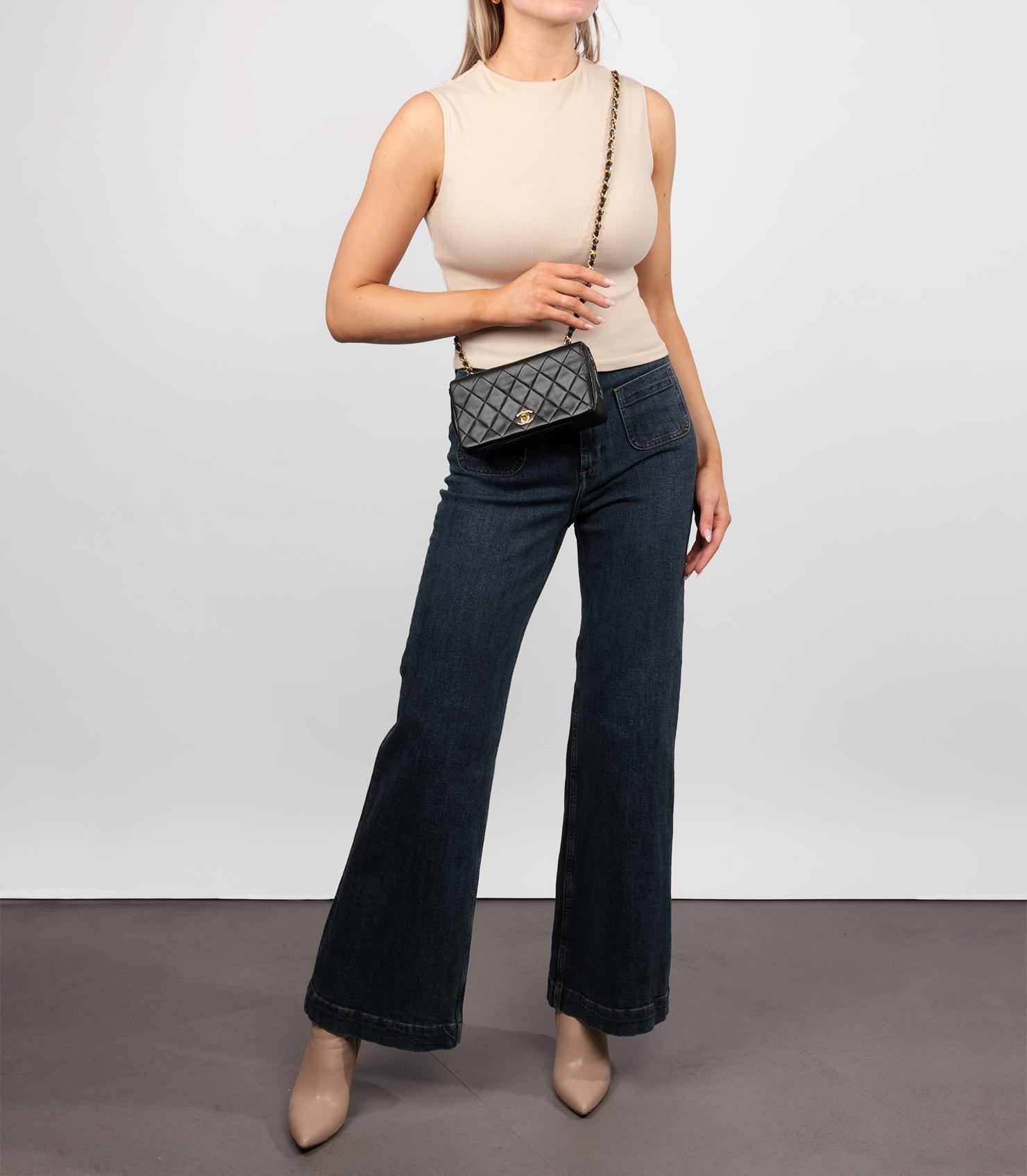 Chanel Schwarzes gestepptes Lammfell Vintage Rectangular Mini Full Flap Bag

Marke- Chanel
Modell- Rechteckige Mini-Tasche mit voller Klappe
Produkttyp- Umhängetasche, Schulter
Seriennummer- 12*****
Alter- Circa 1989
Begleitet von - Chanel