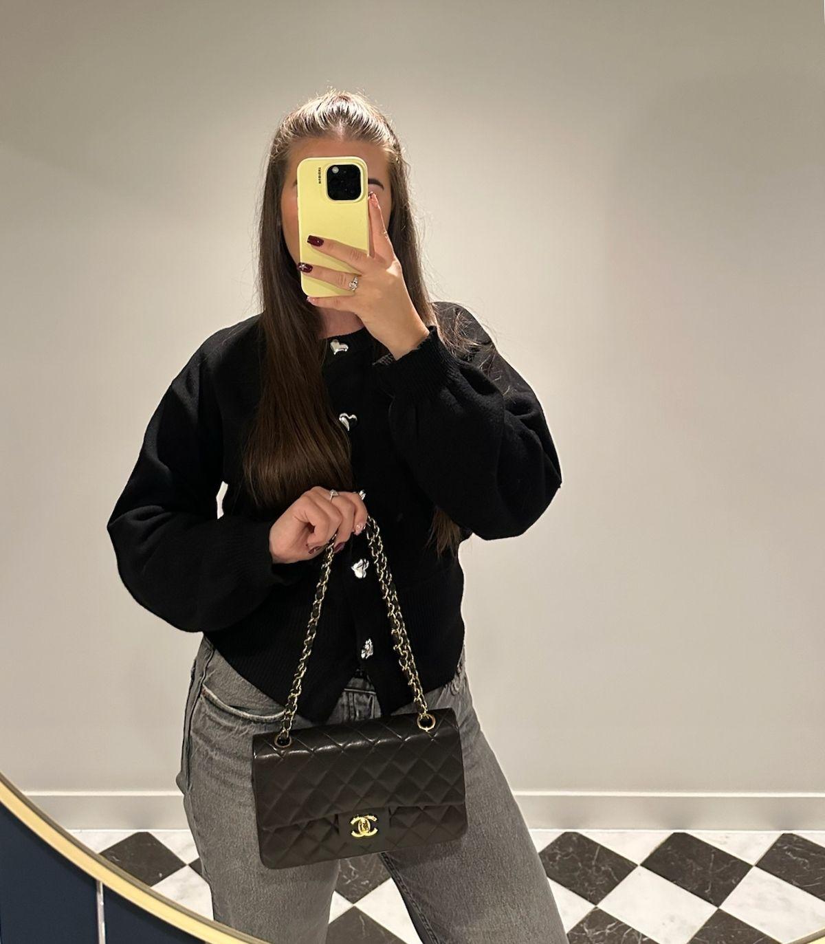 Chanel Schwarzes gestepptes Lammfell Vintage Small Classic Double Flap Tasche

Details zum Produkt
Xupes Ref: HB5977
Marke: Chanel
Modell: Kleine klassische Tasche mit doppelter Klappe
Typ: Schultern
Seriennummer: 3276762
Alter: 1994
UVP: