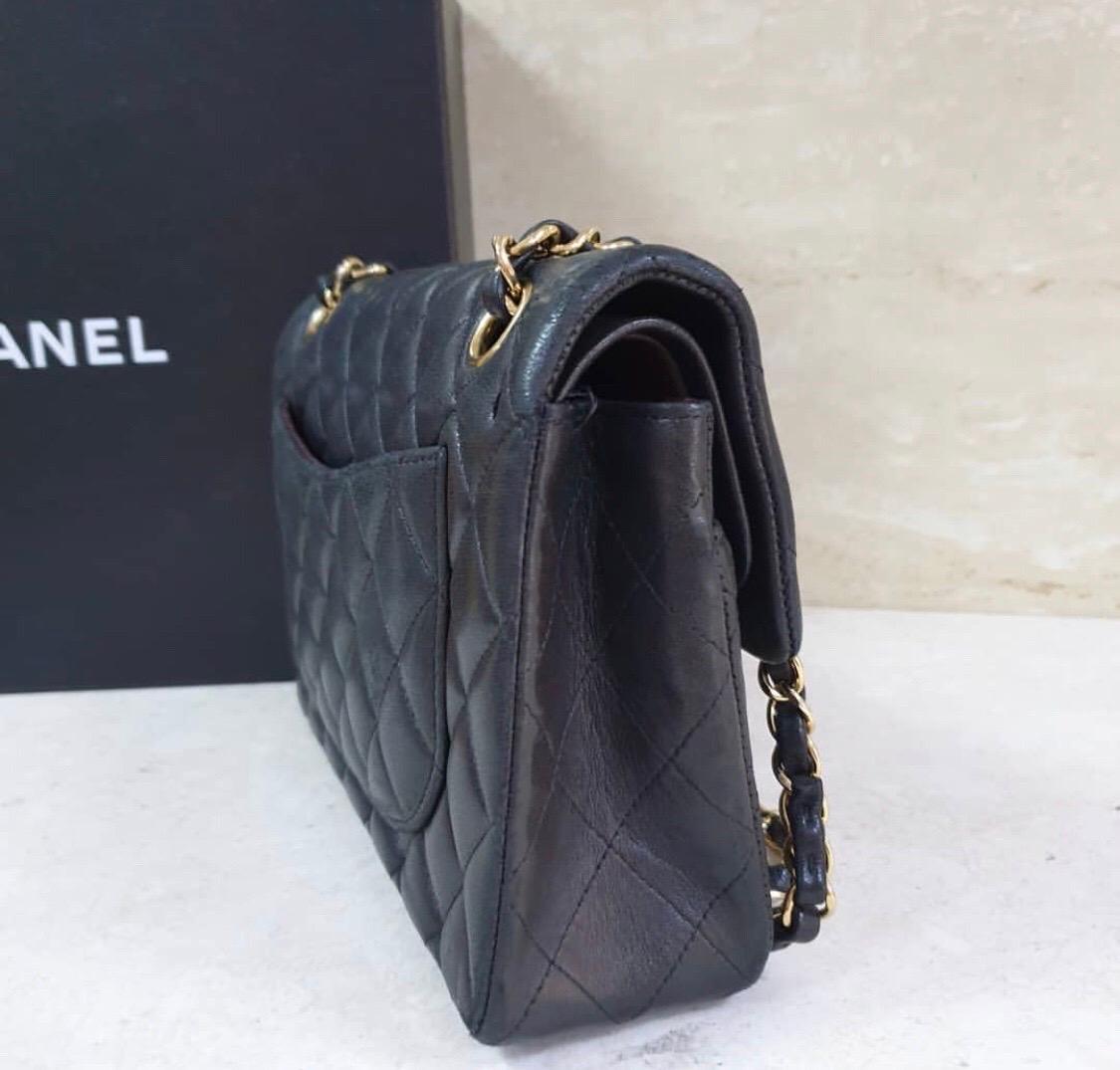 A characteristic time-honored design of label and timeless favorite this double flap bag come from the house of Chanel. Crafted from leather, the quilted lambskin features a CC twist lock and leather intertwined with gold tone metal chain that can