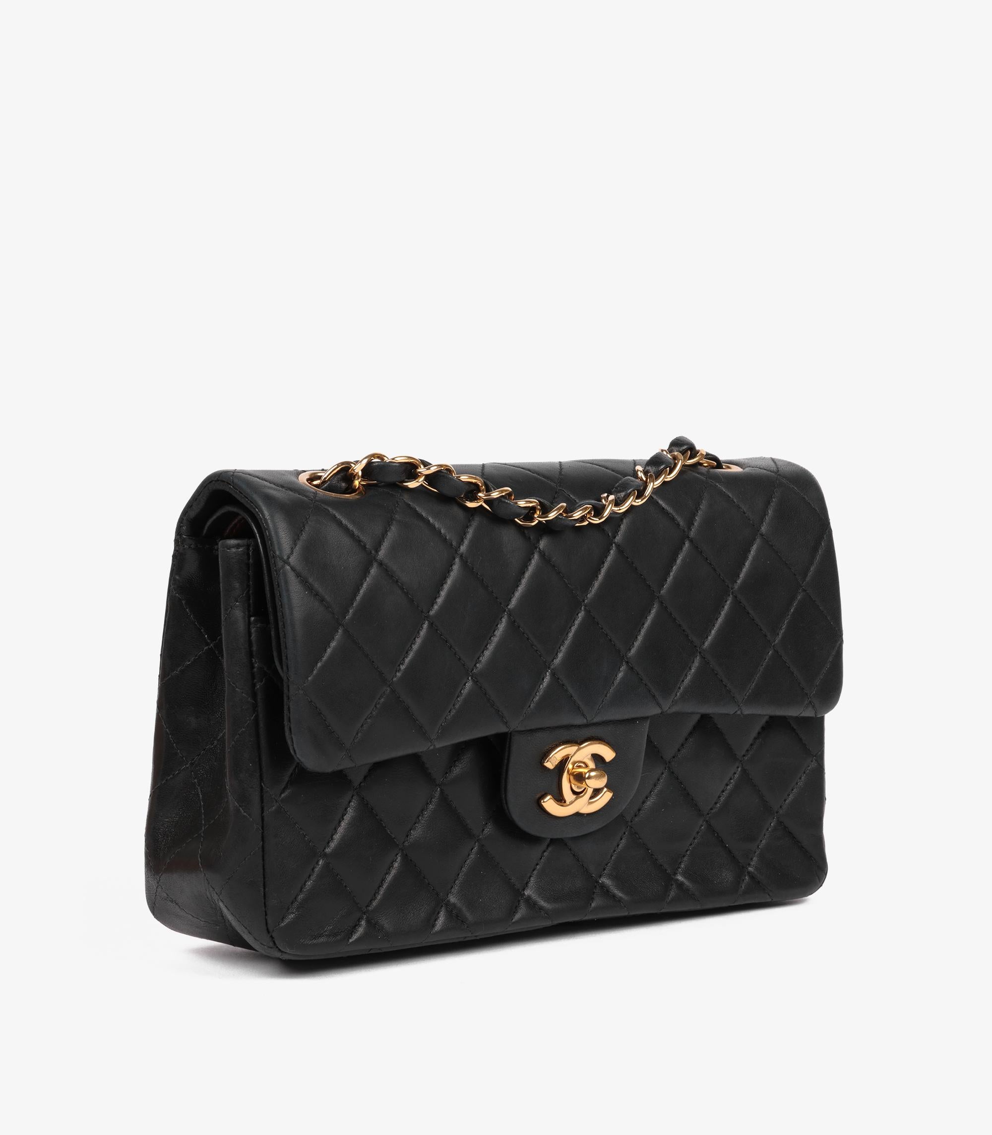 Noir Chanel - Petit sac classique à double rabat en cuir d'agneau matelassé - Vintage - noir en vente