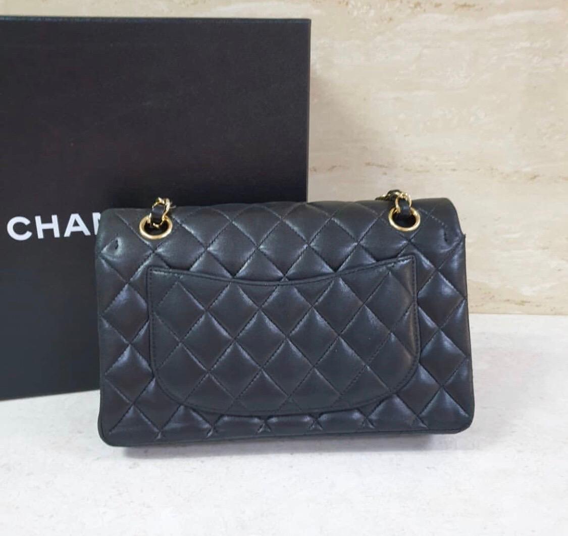 Chanel Black Quilted Lambskin Vintage Small Classic Double Flap  Bag In Good Condition In Krakow, PL