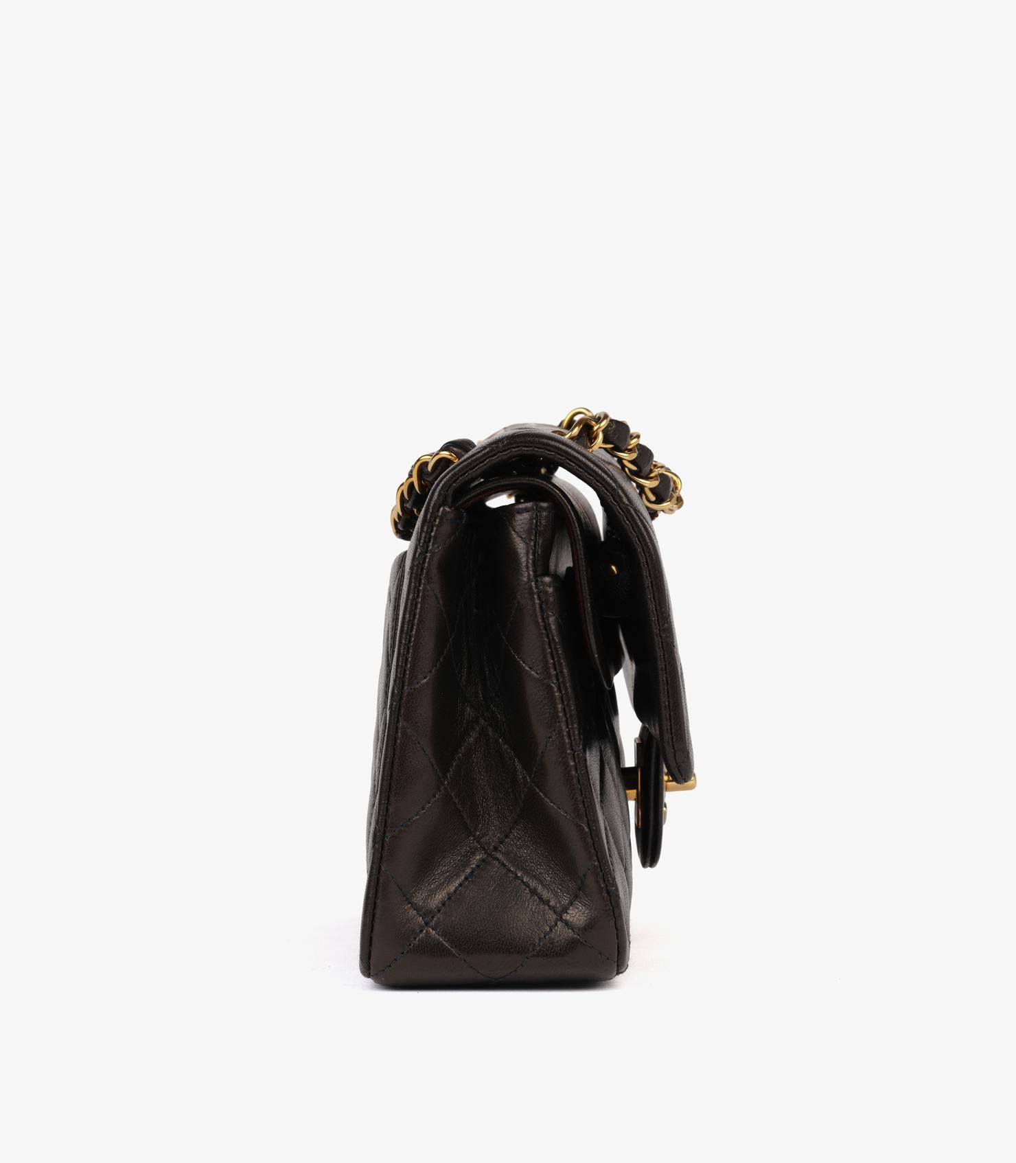 Chanel Schwarzes gestepptes Lammfell Vintage Small Classic Double Flap Tasche Damen im Angebot