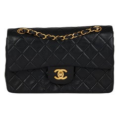 CHANEL Petit sac à double rabat classique vintage en cuir d
agneau matelassé noir