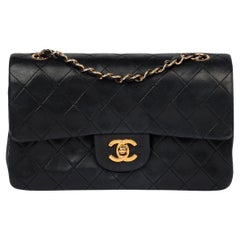 Borsa Chanel nera trapuntata in pelle d'agnello vintage piccola classica con doppia patta