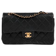 Borsa Chanel nera trapuntata in pelle d'agnello vintage piccola classica con doppia patta