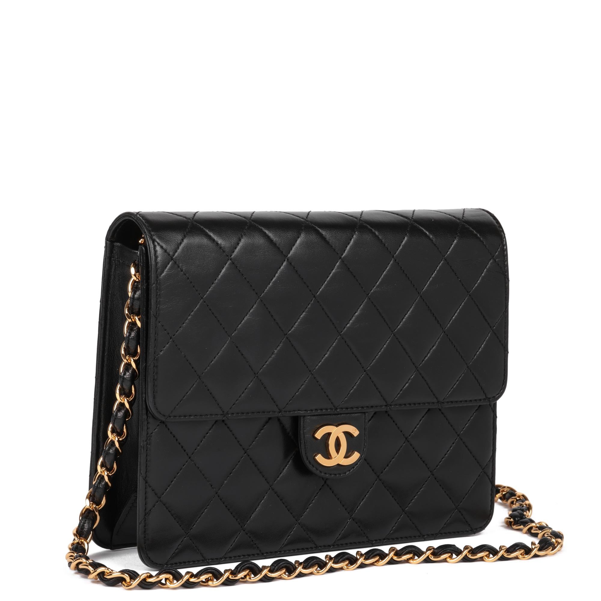 CHANEL
Black Quilted Lambskin Vintage Small Classic Single Flap Bag

Référence Xupes : HB5060
Numéro de série : 5056113
Âge (CIRCA) : 1997
Accompagné de : Sac à poussière Chanel, Boîte, Carte d'authenticité
Détails de l'authenticité : Carte