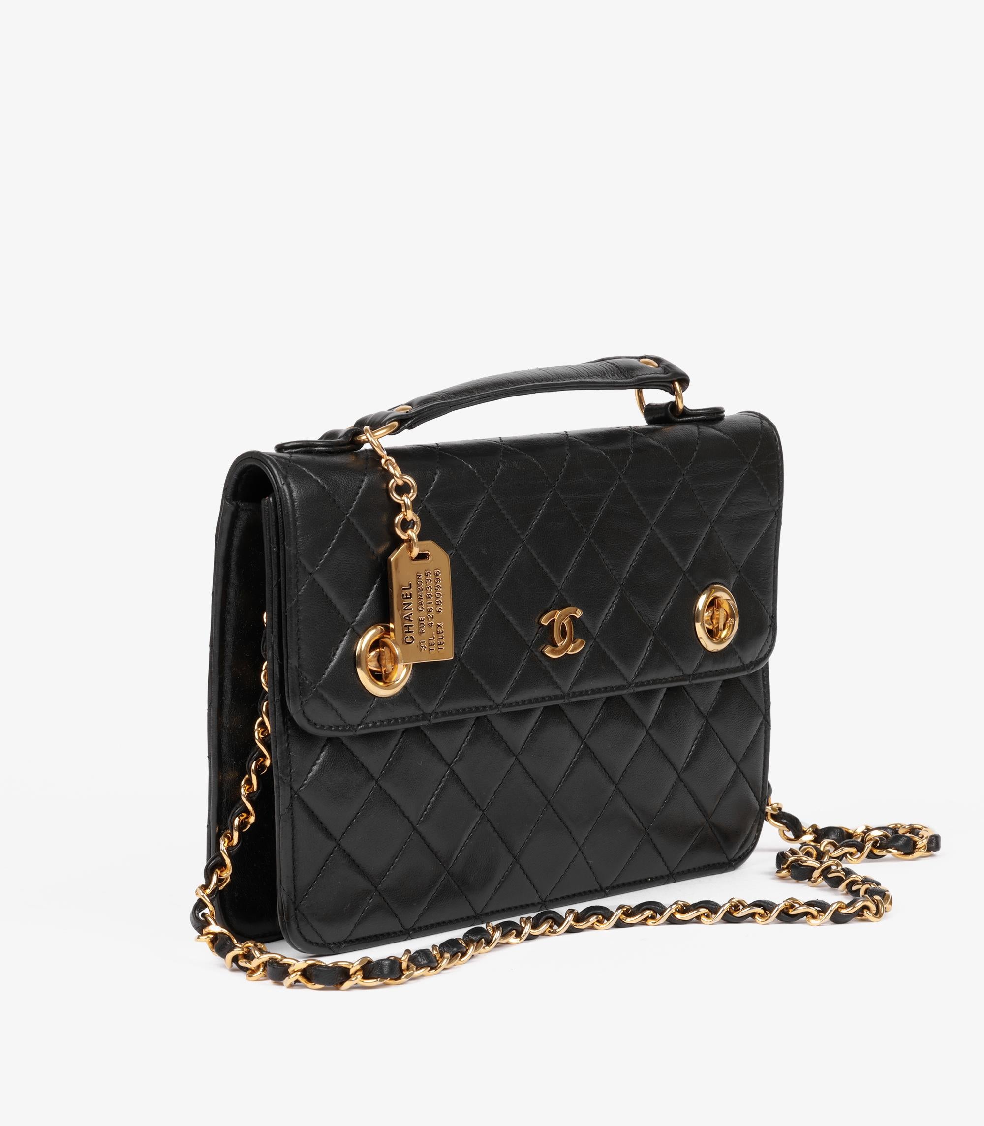 Chanel Schwarzes gestepptes Lammfell Vintage Small Classic Single Flap Bag mit Top Handle

Details zum Produkt
Xupes Ref: HB5843
Marke: Chanel
Modell: Kleine klassische Tasche mit Klappe und oberem Henkel
Typ: Henkel oben, Schulter,
