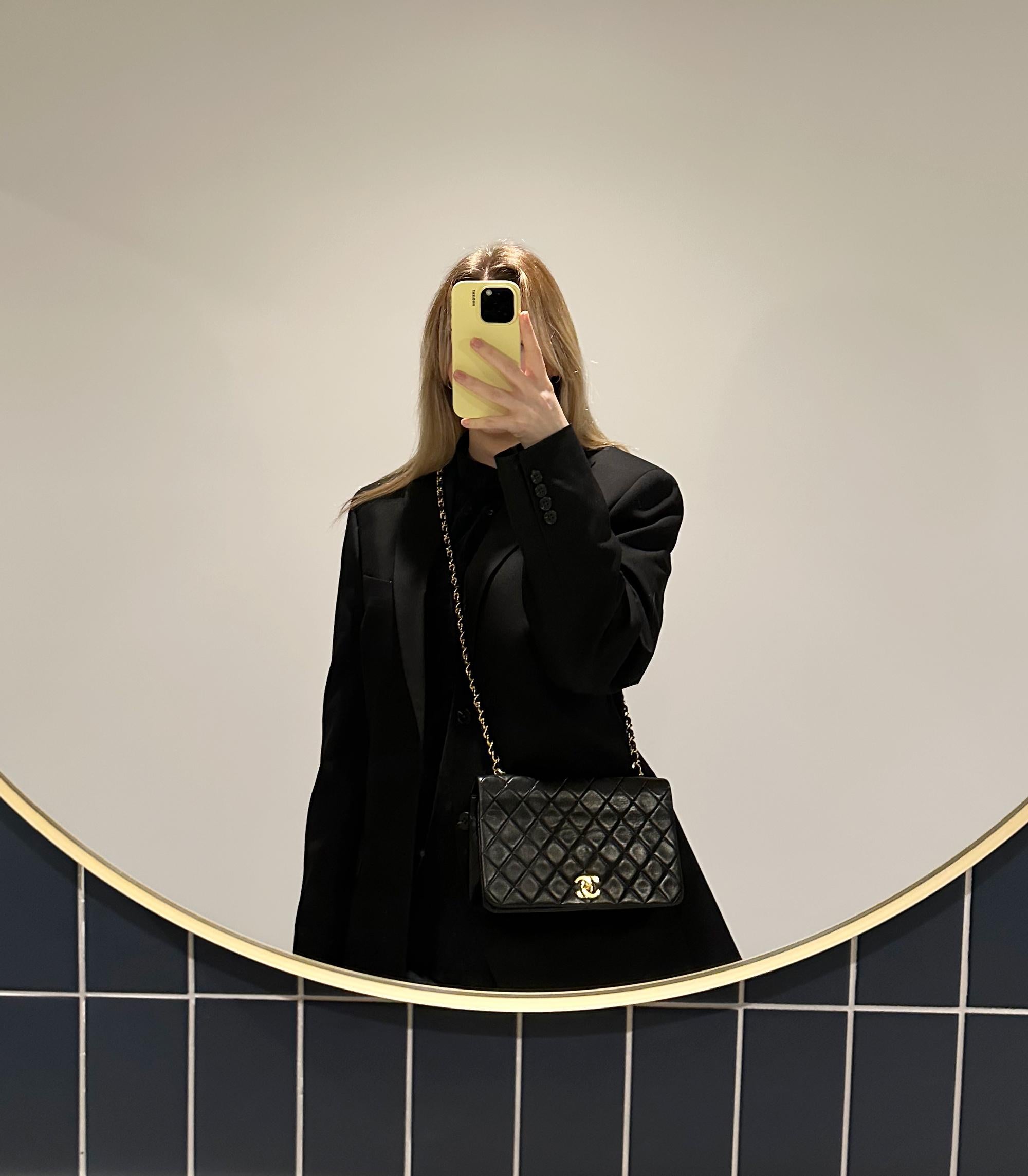 Chanel Black Quilted Lambskin Vintage Small Classic Single Full Flap Bag

Détails du produit
Xupes Ref : HB5808
Marque : Chanel
Modèle : Petit sac classique à rabat simple
Type : Shoulder, Crossbody
Numéro de série : 1914389
Âge : 1991
Accompagné de