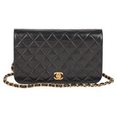 CHANEL Schwarze gesteppte Vintage-Lammfell-Tasche, klassische, einzelne Klappe