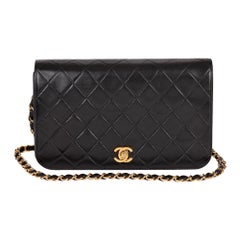 CHANEL Schwarze gesteppte Vintage-Lammfell-Tasche, klassische, einzelne Klappe