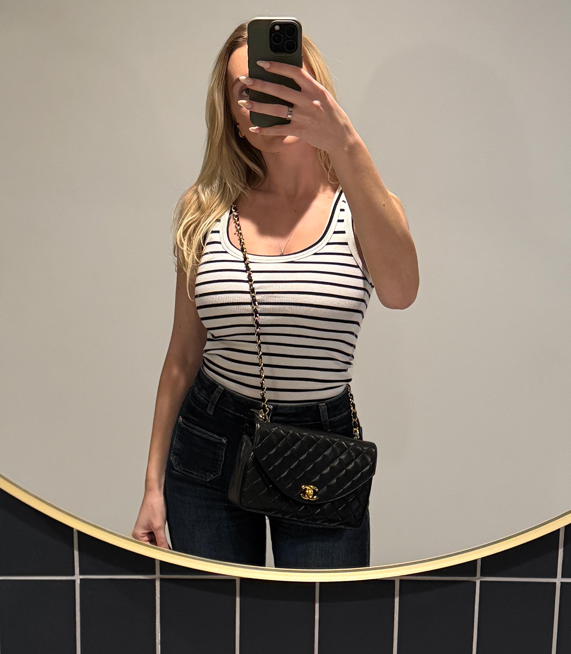 Chanel Schwarzes gestepptes Lammfell Vintage Small Half Moon Classic Single Flap Bag

Details zum Produkt
Xupes Ref: HB5880
Marke: Chanel
Modell: Kleine Half Moon Classic Single Flap Tasche
Typ: Schulter, Umhängetasche
Seriennummer: 0446936
Alter: