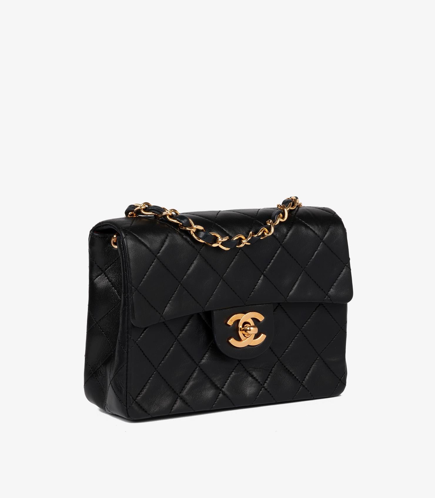 Chanel Schwarzes gestepptes Lammfell Vintage Square Classic Mini Flap Bag

Marke- Chanel
Modell- Quadratische Mini-Klappentasche
Produkttyp- Umhängetasche, Schulter
Seriennummer - 98*****
Alter- Circa 1988
Begleitet von - Chanel Staubbeutel,