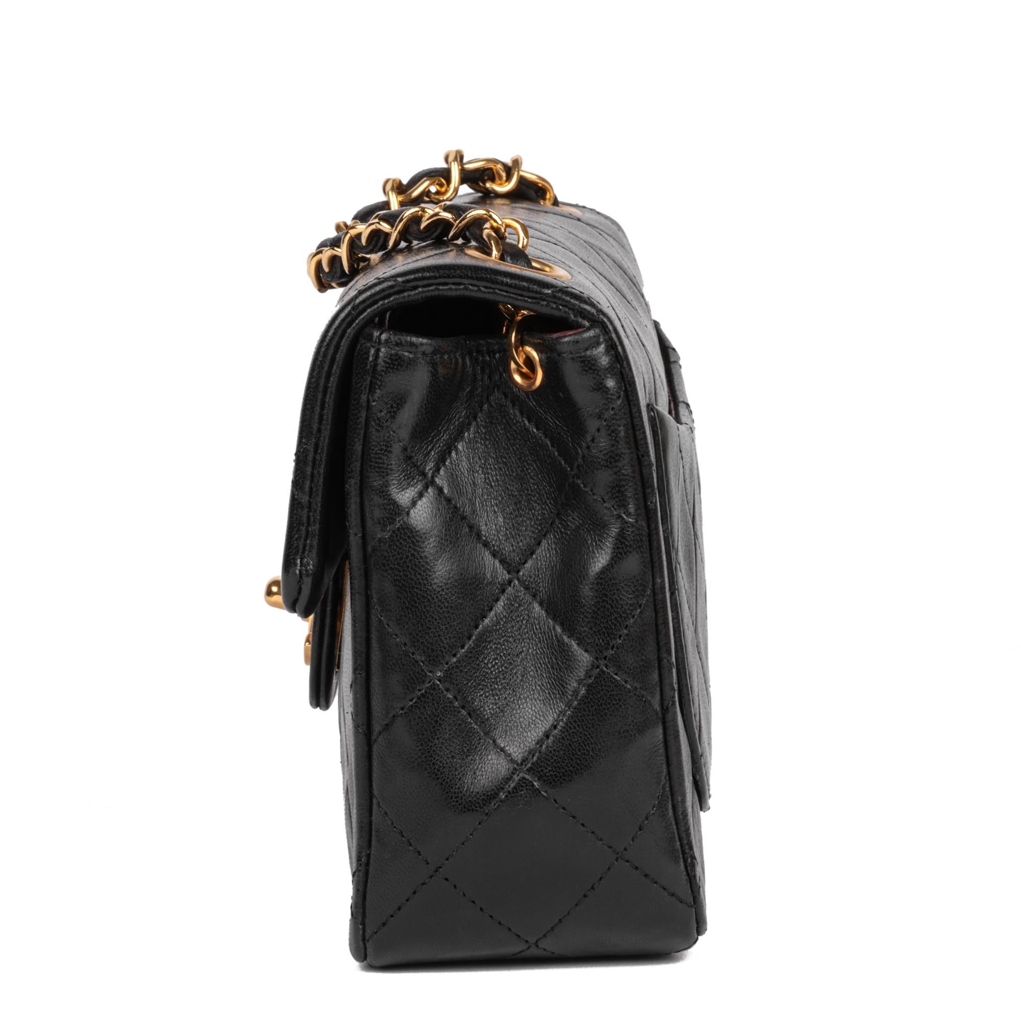 CHANEL Mini sac à rabat carré vintage en cuir d'agneau matelassé noir Pour femmes en vente