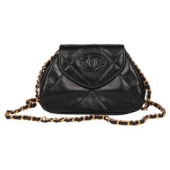 Schwarze zeitlose Mini-Pochette aus gestepptem Lammfell von CHANEL