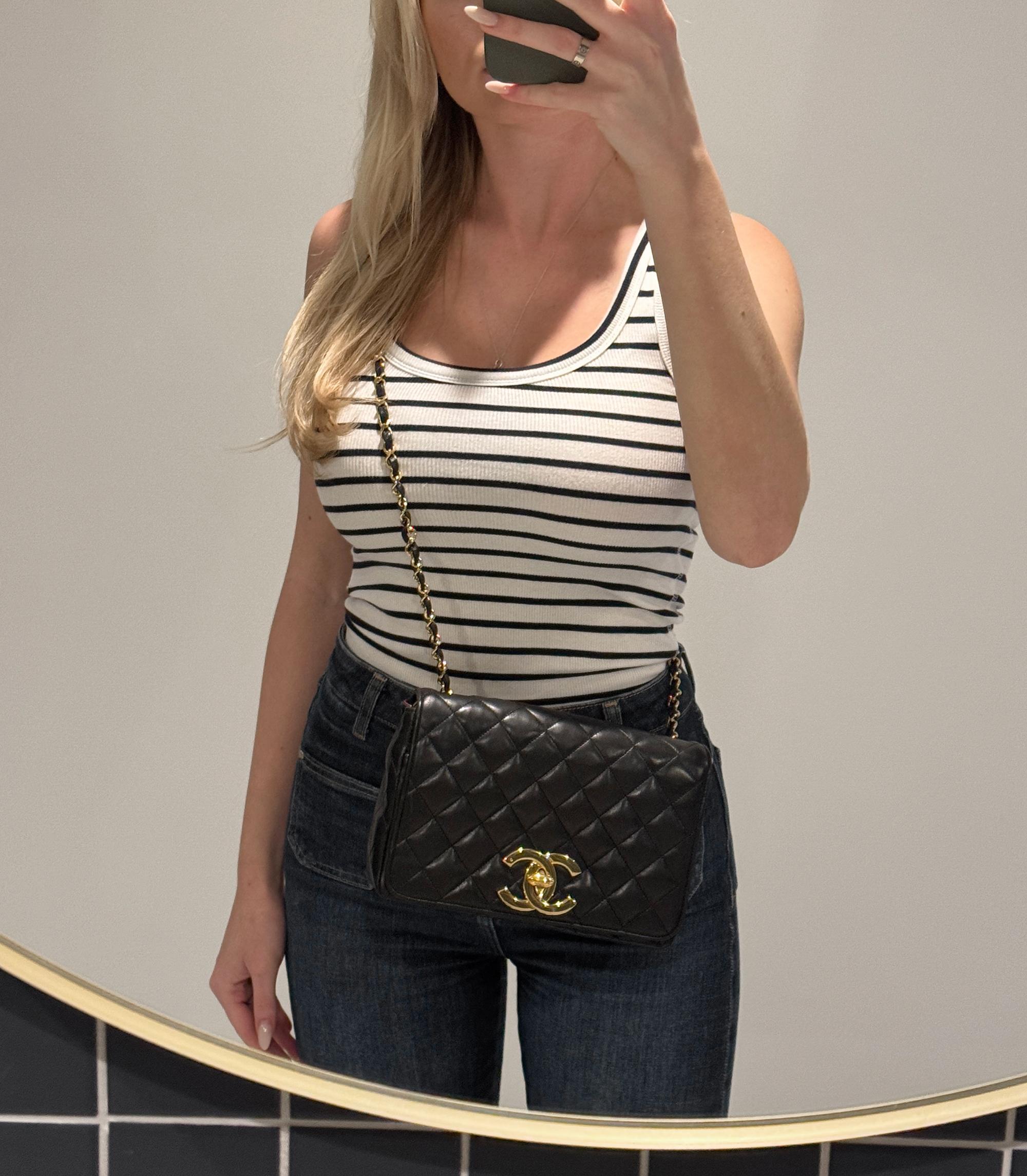 Chanel Schwarzes gestepptes Lammfell Vintage XL Mini Full Flap Bag

Details zum Produkt
Xupes Ref: HB5882
Marke: Chanel
Modell: XL Mini Full Flap Tasche
Typ: Schulter, Umhängetasche
Seriennummer: 0627713
Alter: 1997
Begleitet von: