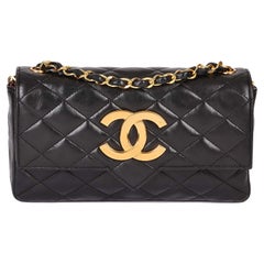 CHANEL Petit sac à rabat classique à un seul rabat vintage en cuir d'agneau matelassé noir