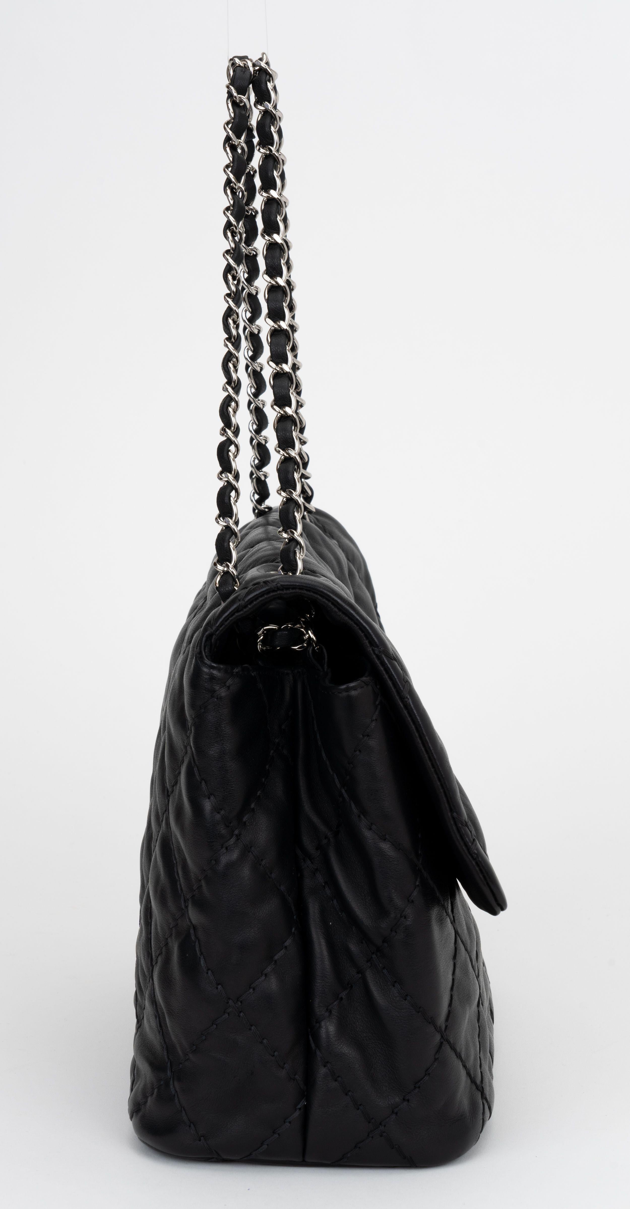Chanel Bolso Grande Acolchado Negro en Excelente estado para la venta en West Hollywood, CA